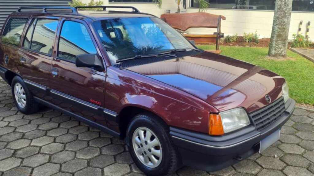 Chevrolet Ipanema 1994 bordo na diagonal.