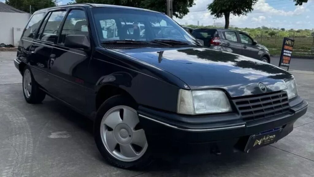 Chevrolet Ipanema 1995 azul escuro na diagonal.