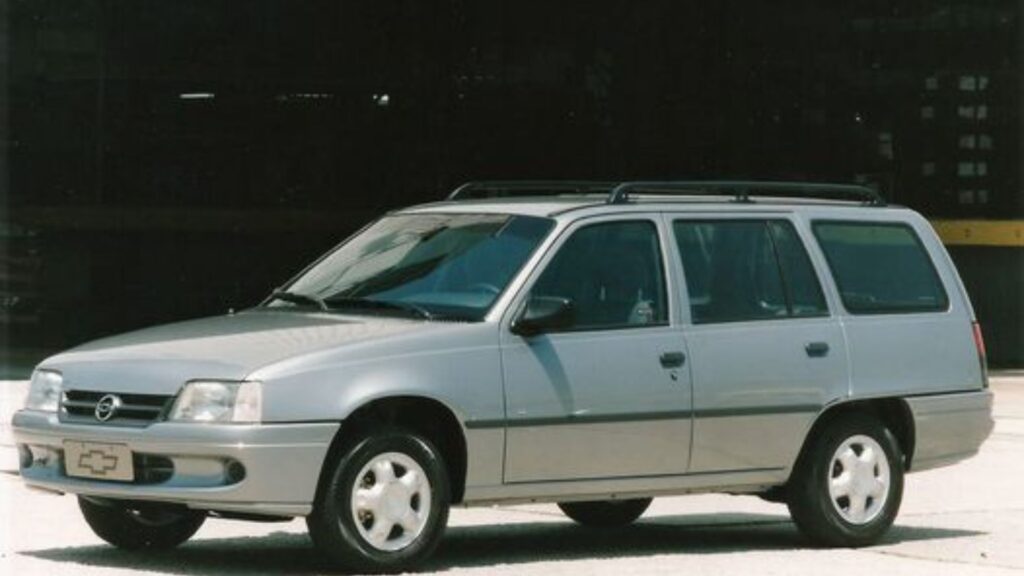 Chevrolet Ipanema 1997 prata na diagonal.