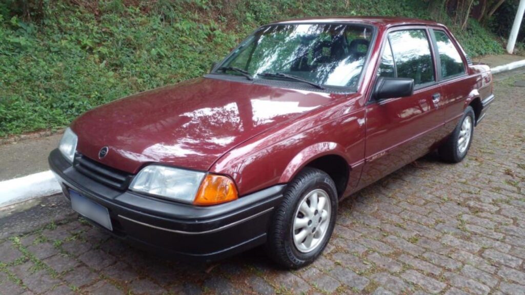 Chevrolet Monza 1993 bordo parado a beirada da estrada.