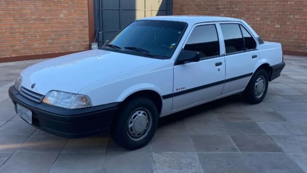 Chevrolet Monza 1996 branco na diagonal.
