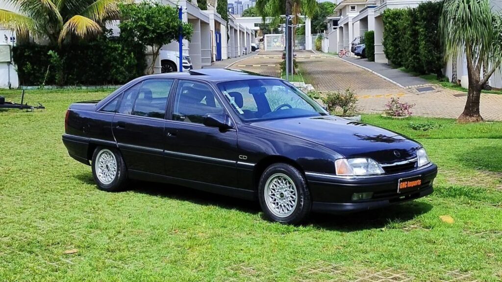 Chevrolet Omega 1994 preto na diagonal.