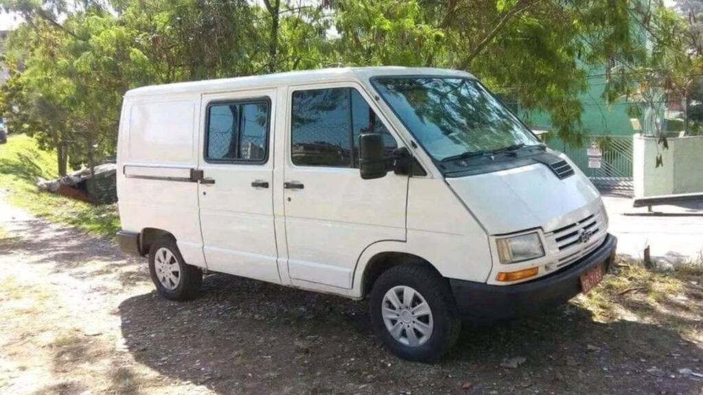 Chevrolet SpaceVan 1998 branca na diagonal.