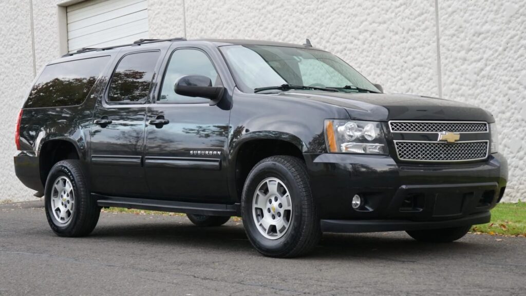 Chevrolet Suburban 2011 preta na diagonal.