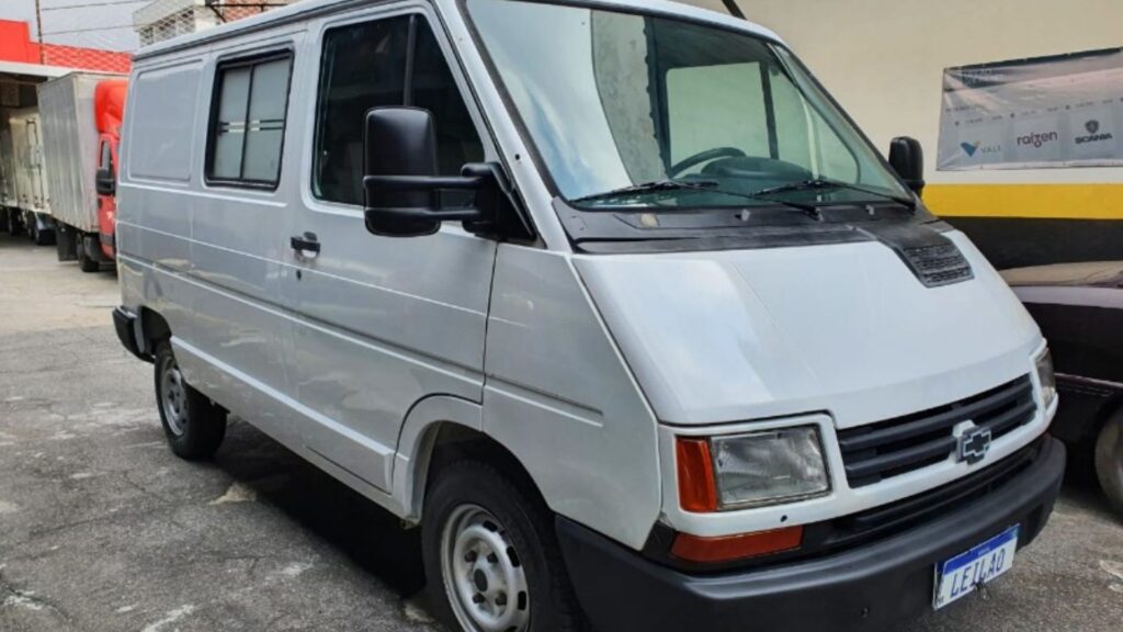 Chevrolet Trafic 1995 branca na diagonal.