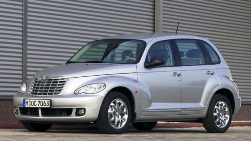 Chrysler PT Cruiser 2006 prata parado na diagonal.