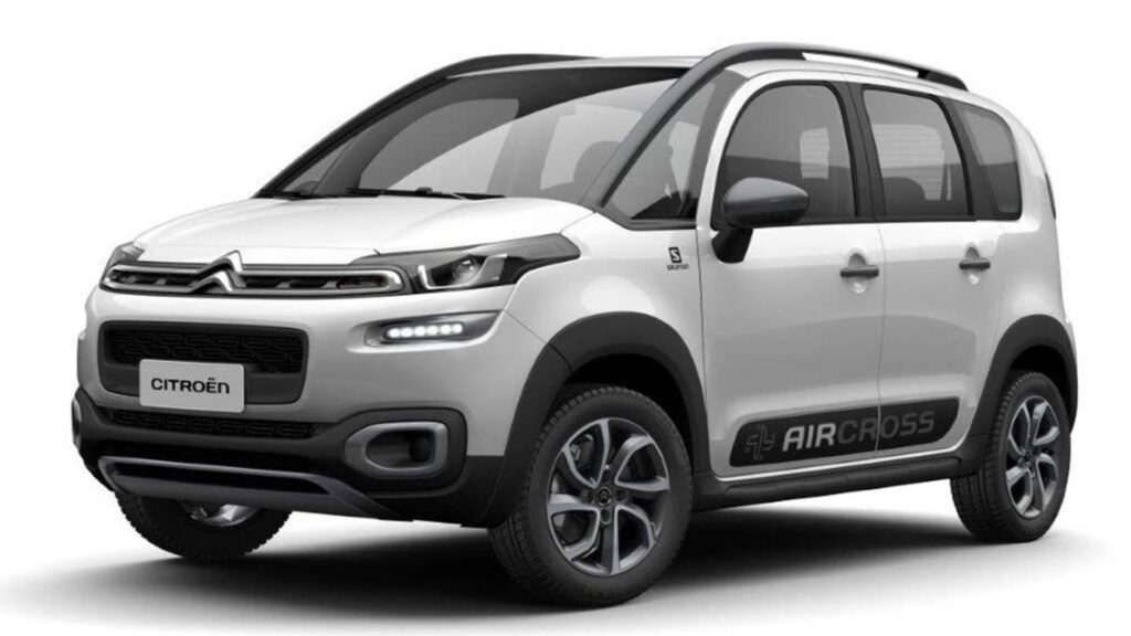 Citroën Aircross 2017 prata na diagonal em um fundo branco.