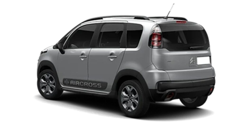 Citroën AIRCROSS 2020 prata de lado no fundo branco.