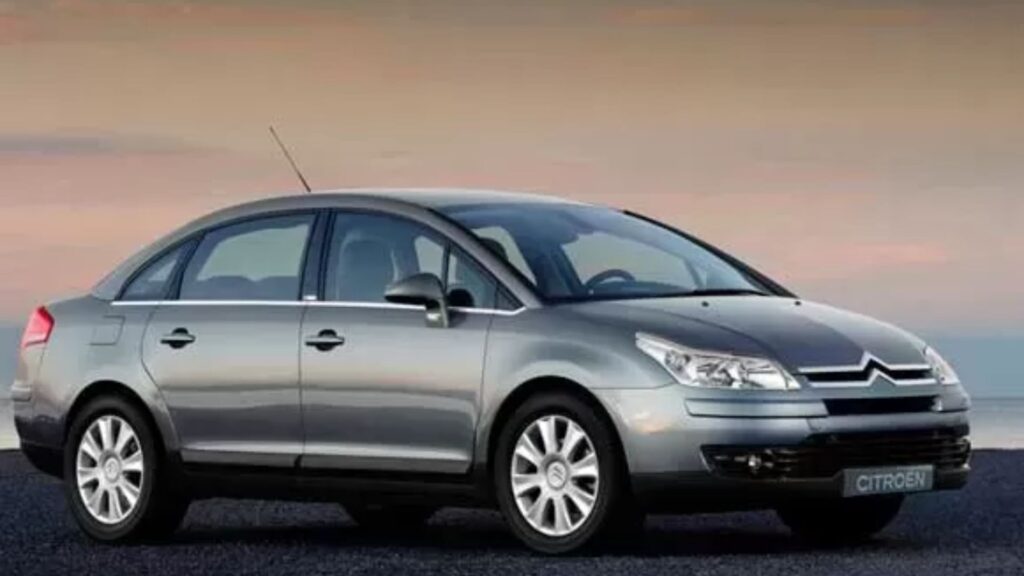 Citroën C4 2011 cinza na diagonal.