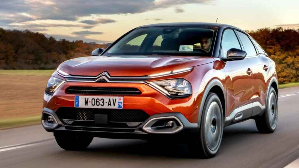 Citroën C4 Cactus 2023 laranja na estrada.