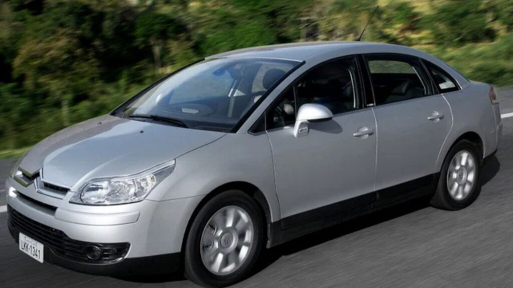 Citroën C4 Pallas 2012 prata na estrada.