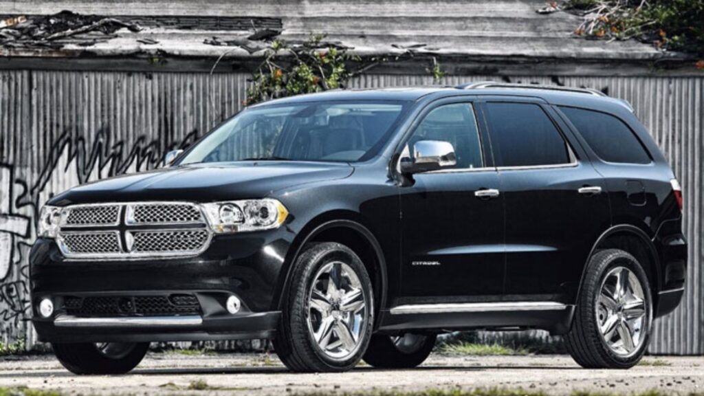 Dodge Durango 2012 preta na diagonal.