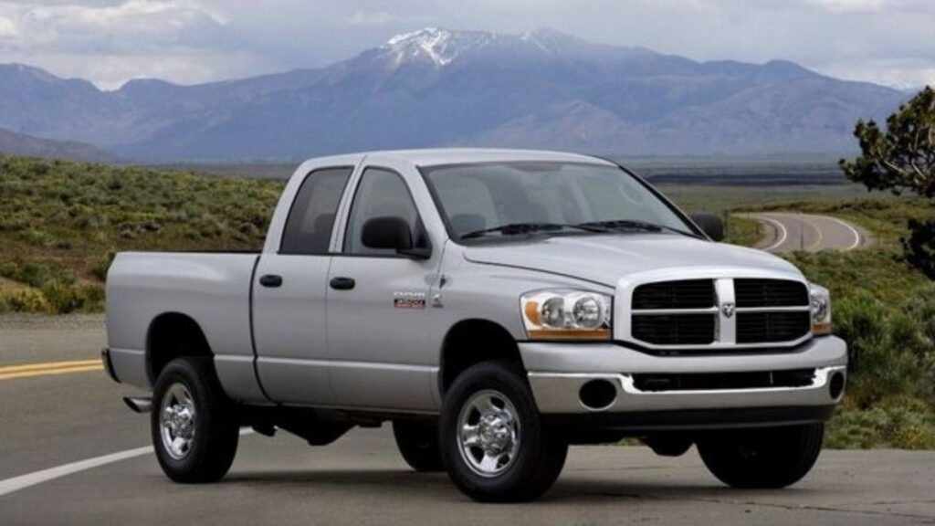 Dodge Ram 2010 prata na diagonal na estrada.