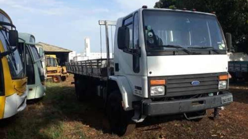 FORD CARGO 1117 1989 branco de frente.