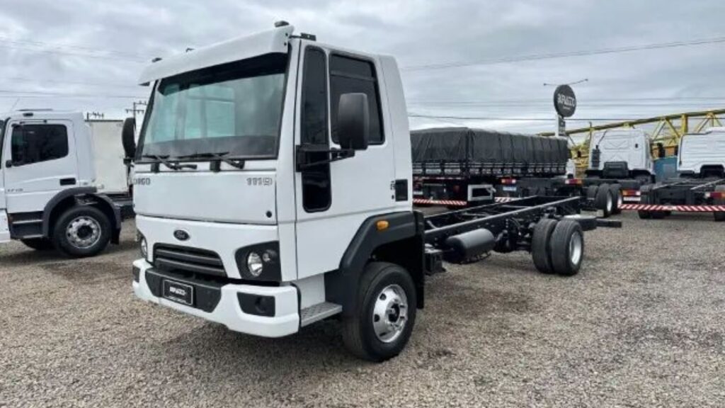 FORD CARGO 1119 2015 branco parado na diagonal.