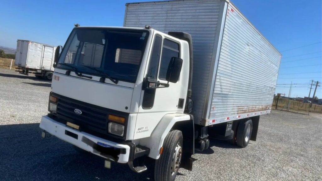 FORD CARGO 1215 2000 branco baú na diagonal.
