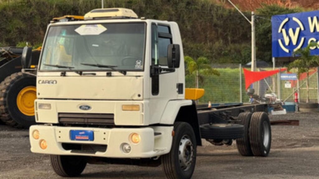 FORD CARGO 1313 1986 branco na diagonal.