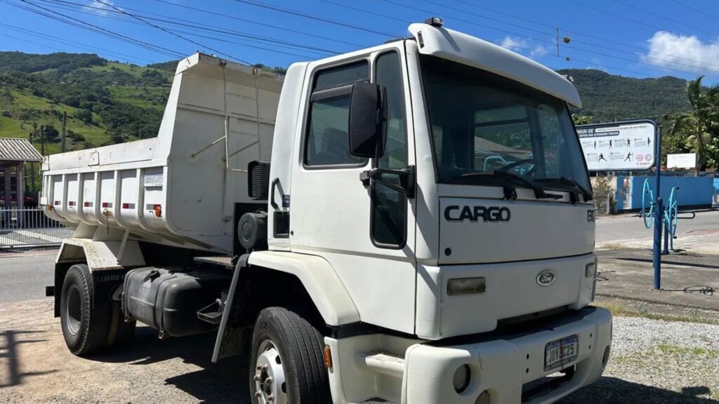 FORD CARGO 1317 2003 branco na diagonal com caçamba.