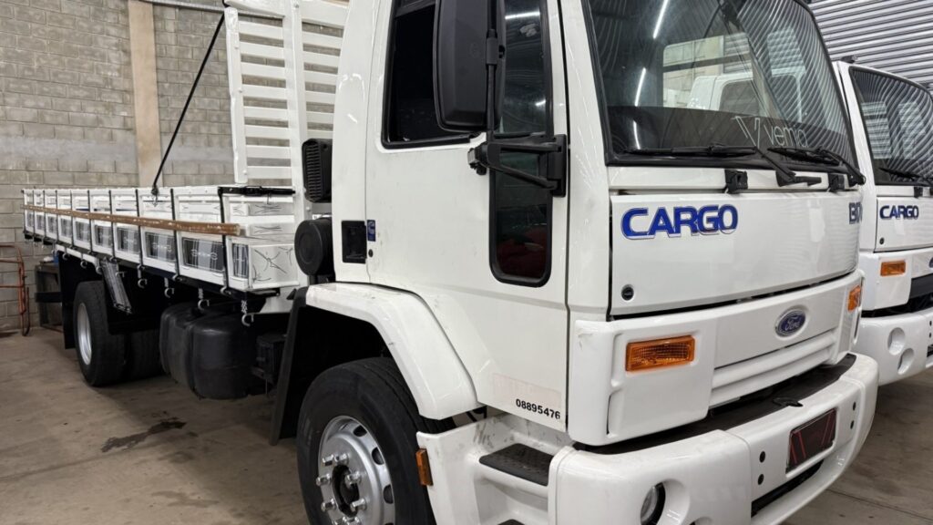 FORD CARGO 1317 2008 branco de lado.