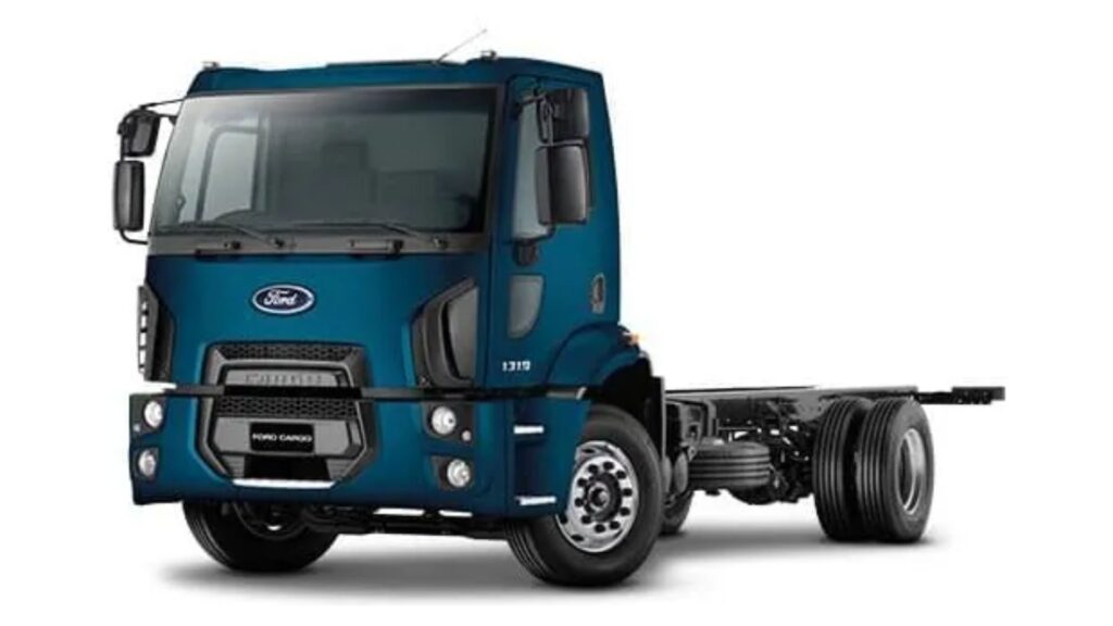 FORD CARGO 1319 2017 azul no fundo branco.