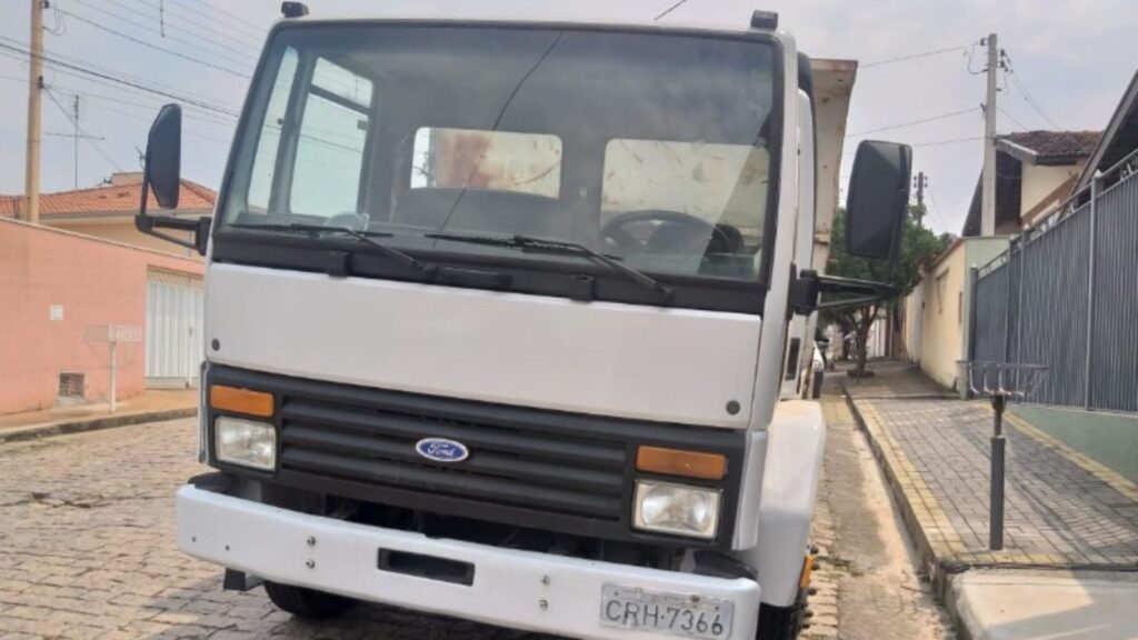Frente do FORD CARGO 1415 1989 branco.