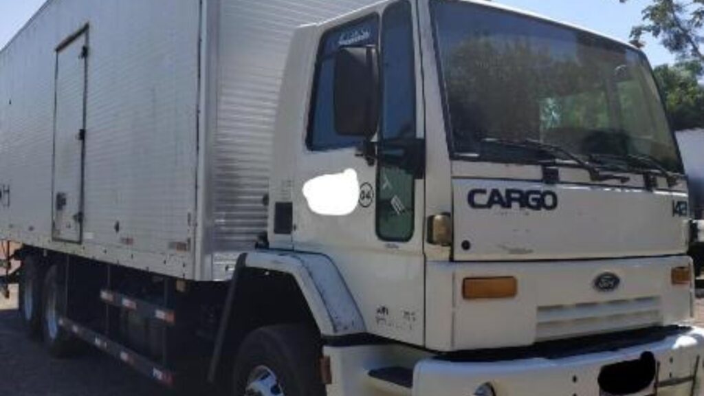  FORD CARGO 1421 2002 prata na diagonal.