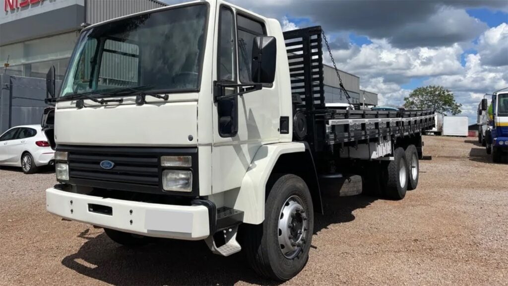 FORD CARGO 1422 1992 branco na diagonal.