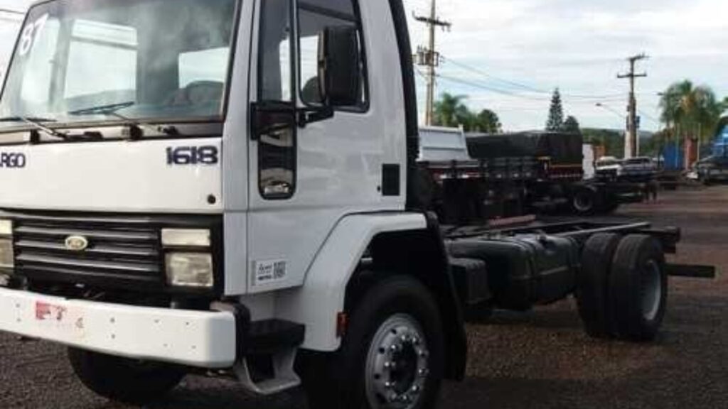 FORD CARGO 1618 1986 branco na diagonal.