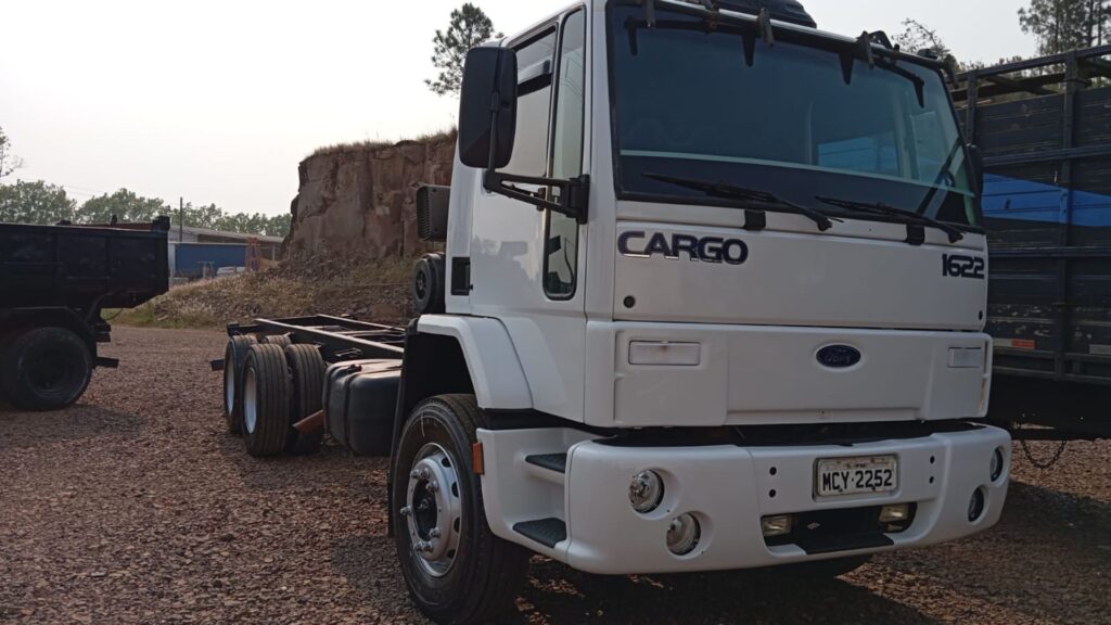 FORD CARGO 1622 2002 branco na diagonal.