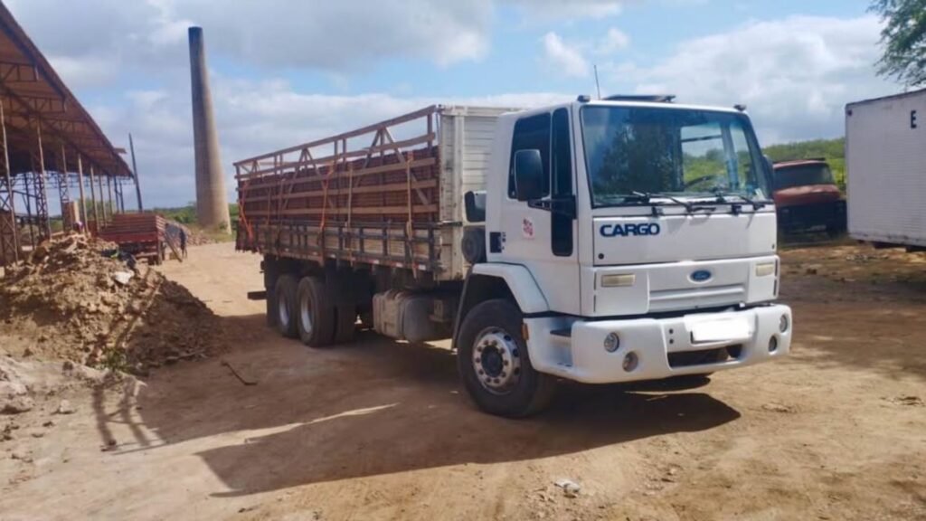FORD CARGO 1731 2003 branco na diagonal.