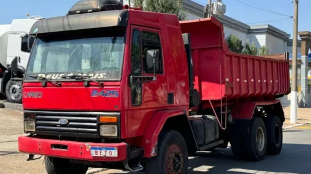 FORD CARGO 2324 1994 vermelho na diagonal.