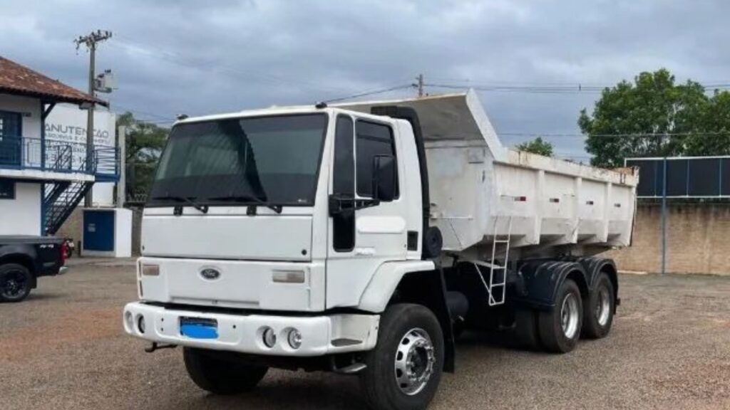 FORD CARGO 2425 2001 branco com caçamba.
