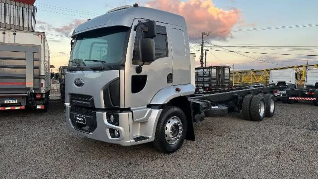 FORD CARGO 2429 2015 prata na diagonal.
