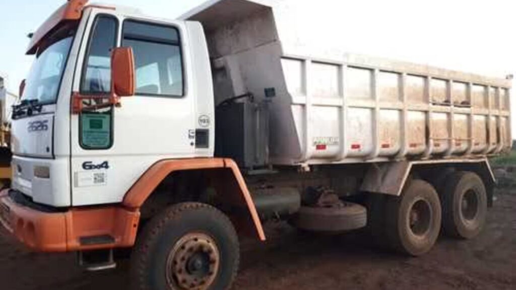 FORD CARGO 2626 2003 branco com detalhes em laranja.