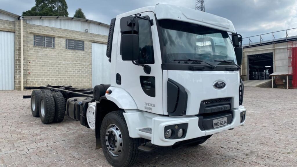 FORD CARGO 3133 2015 branca na diagonal.