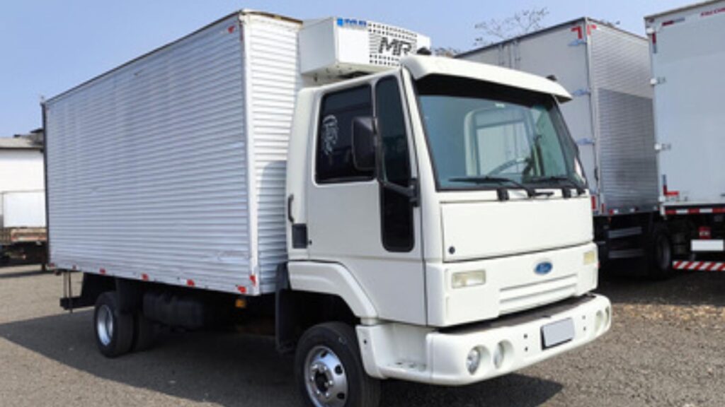 FORD CARGO 815 2002 branco com baú.