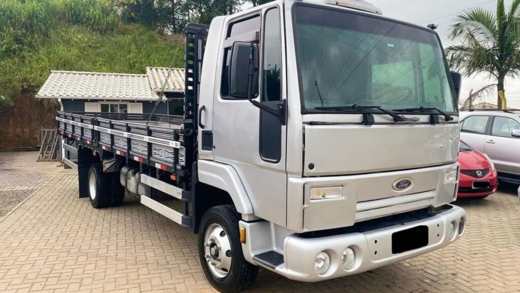 FORD CARGO 815 2008 cinza na diagonal.