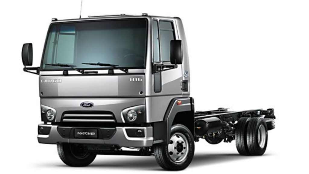FORD CARGO 816 2019 cinza na diagonal em um fundo branco.