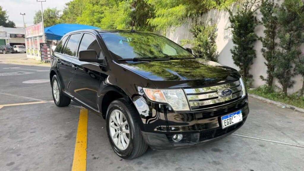 Ford EDGE 2009 preto na diagonal.