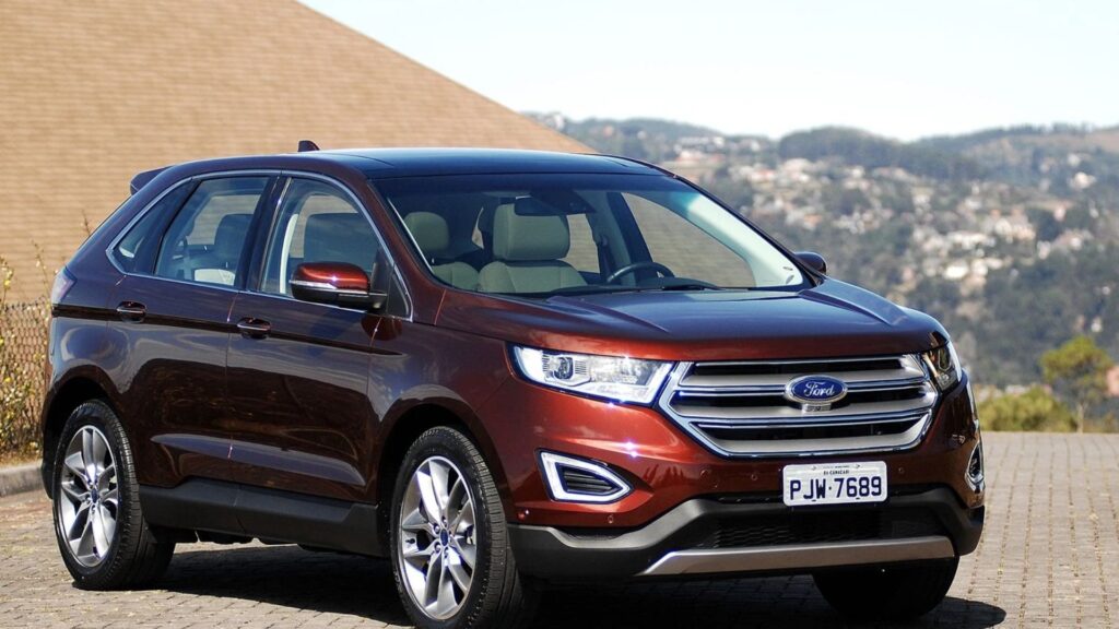 Ford EDGE 2017 vermelho na diagonal.