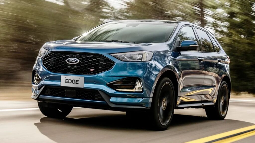 Ford EDGE 2020 azul na estrada.