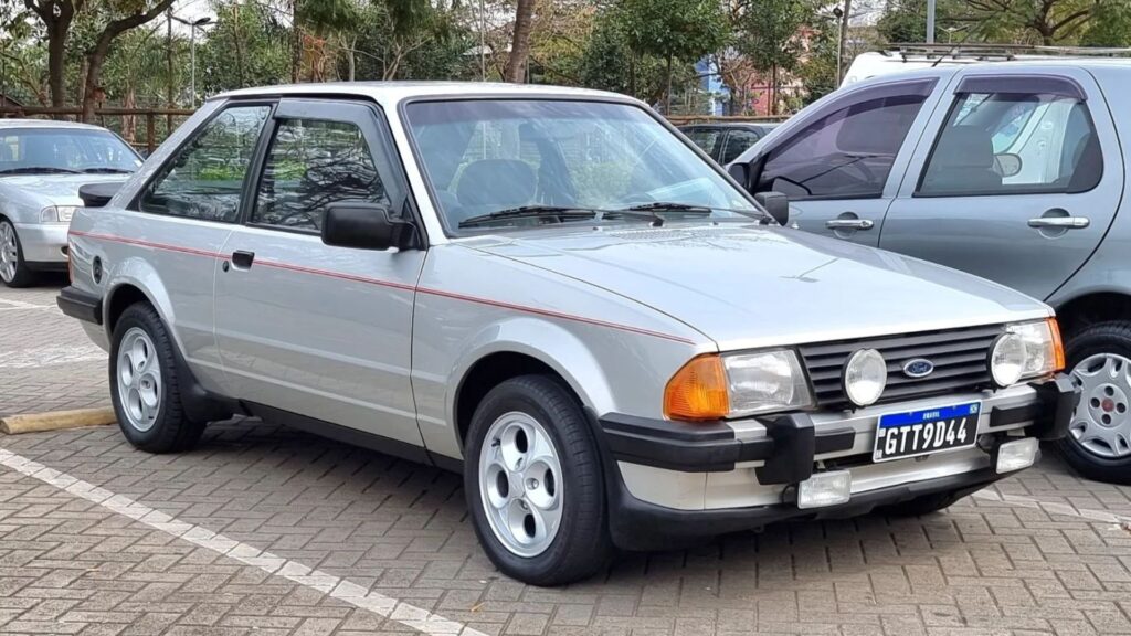 Ford Escort 1985 prata na diagonal.