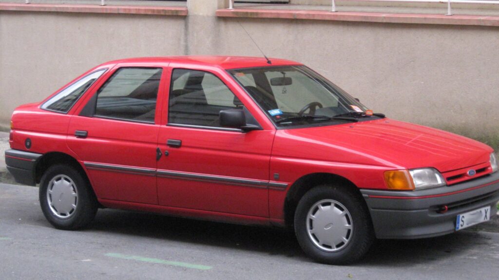 Ford Escort 1992 vermelho parado.