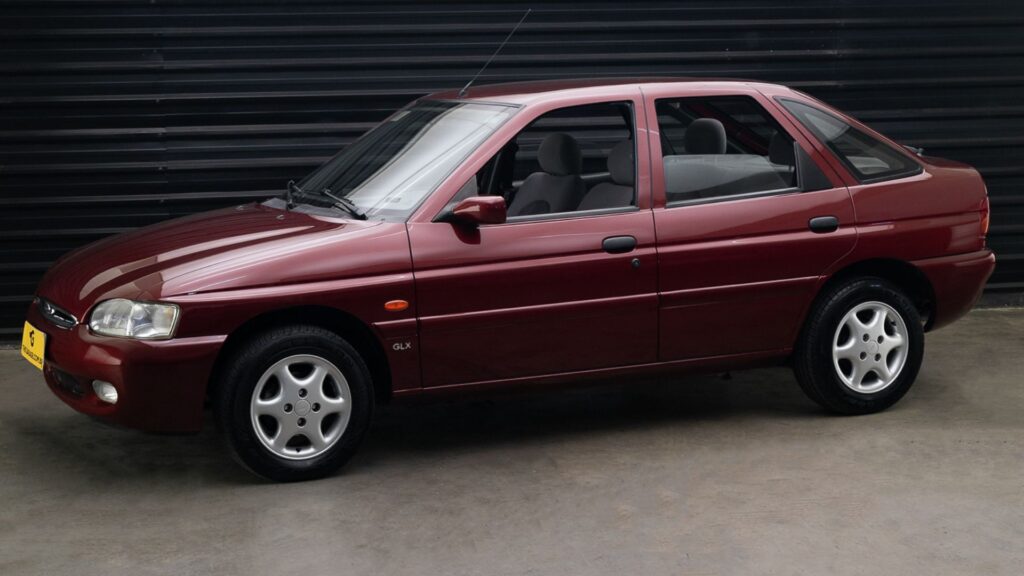 Ford Escort 1998 bordo na diagonal.