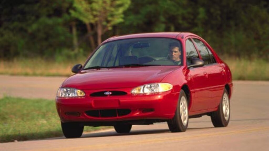 Ford Escort 1999 vermelho acelerando na estrada.