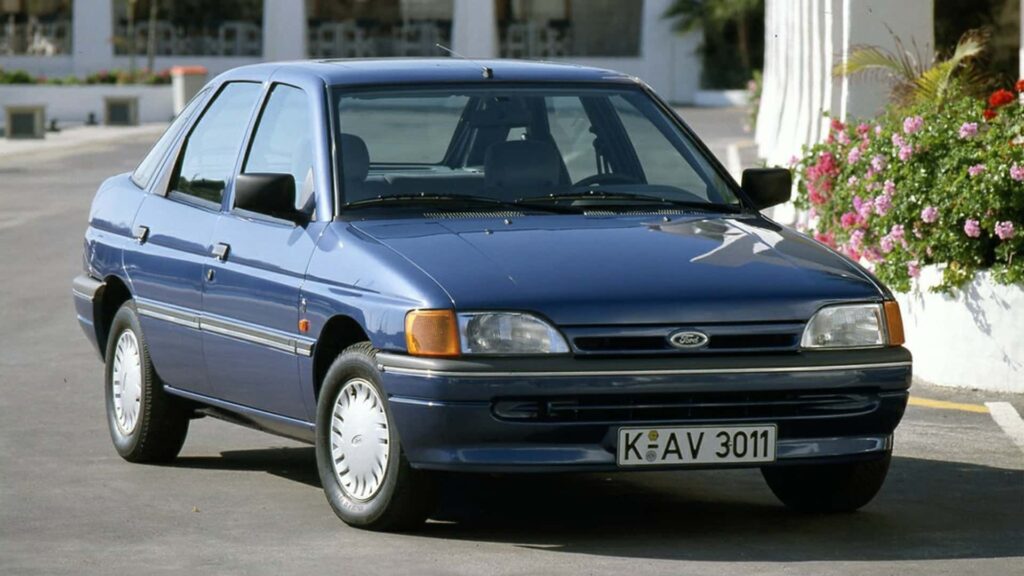 Ford Escort 2000 azul na diagonal.