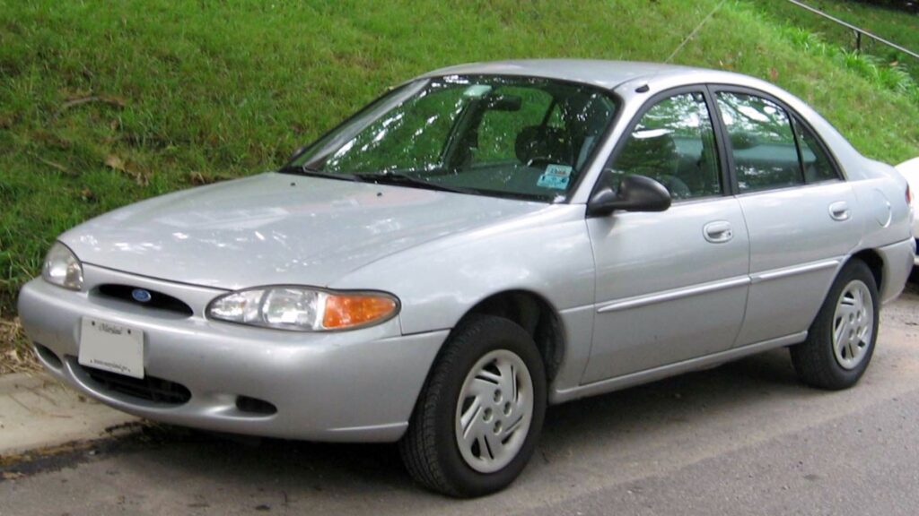 Ford Escort 2001 prata na diagonal.