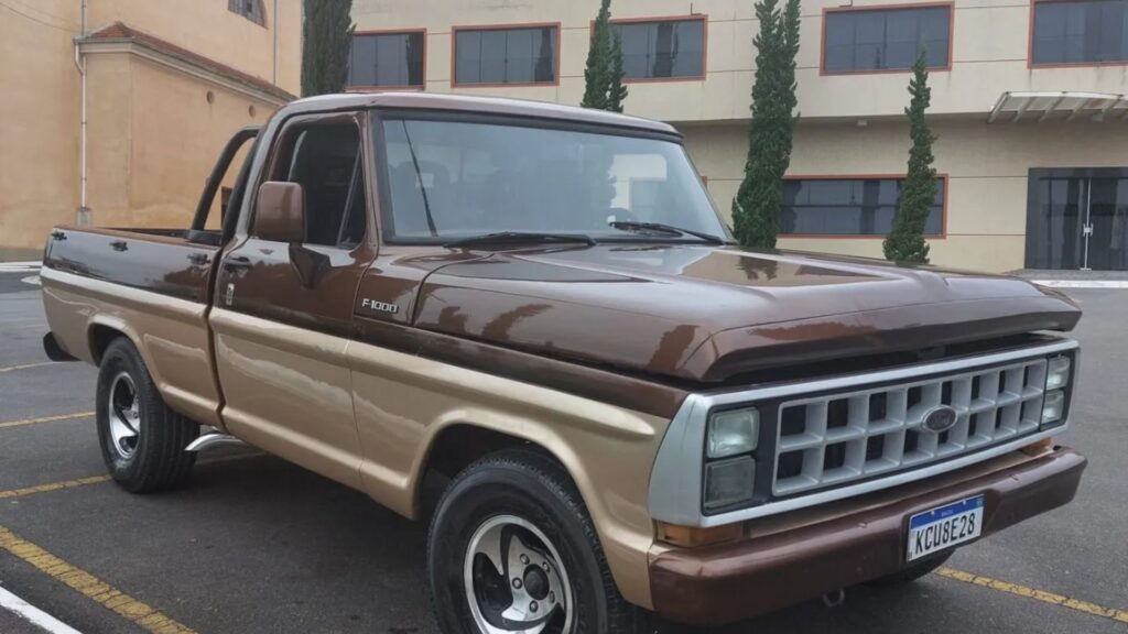 Ford F-1000 1989 marrom na diagonal.