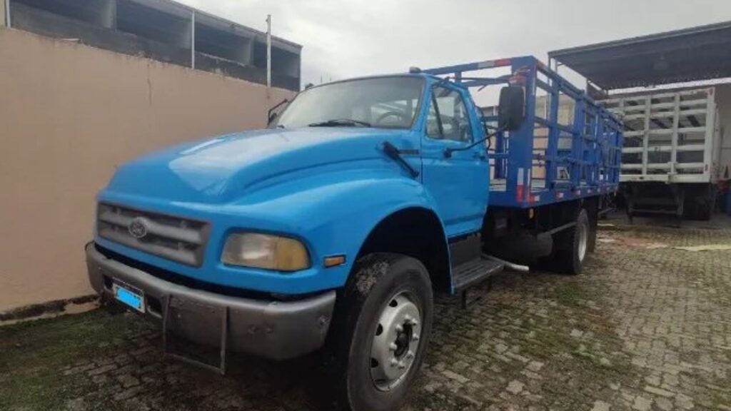 FORD F-12000 1997 azul na diagonal.