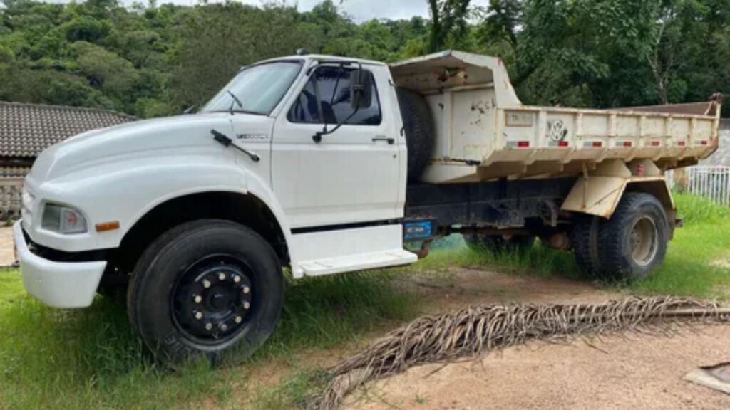 FORD F-14000 1996 branca na diagonal.